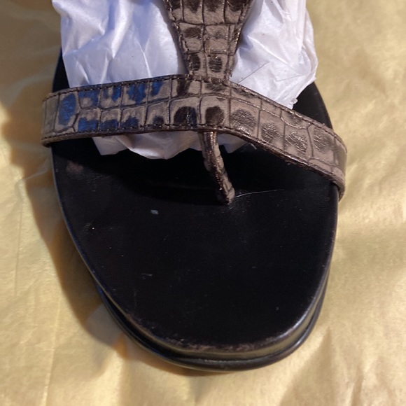 DONALD J PLINER PEGGY LEATHER T-STRAP HEELED SANDAL Sz 8 - Picture 6 of 16